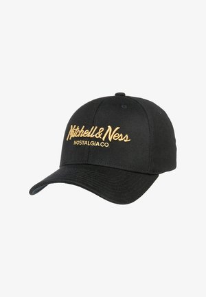 Gorra de béisbol negra hecha de tela, con una visera curvada. El texto bordado en dorado dice "Mitchell & Ness NOSTALGIA CO." en la parte frontal.