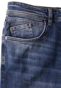 Modré džínové kalhoty s opotřebovanou texturou, vybavené přední kapsou, kovovým knoflíkem a hnědým šitím podél pásku a okrajů kapes.