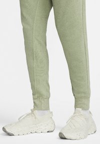 Nike Sportswear CLUB PANT REVIVAL - Pantaloni sportivi - alligator