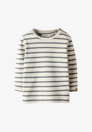 Camicia a maniche lunghe a righe color crema con linee orizzontali grigie. Presenta un collo rotondo e dettagli con bottoni in legno sulla spalla.