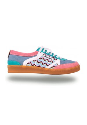 Niedriger Sneaker mit rosa, blauen, türkisen und weißen Paneelen, Zickzackmuster an den Seiten, weißen Schnürsenkeln und brauner Gummisohle, Marke Morrison.