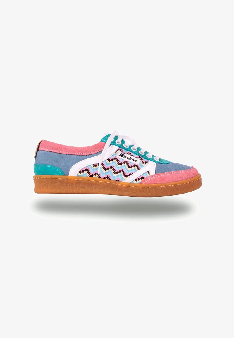 Baskets basses avec des panneaux rose, bleu, turquoise et blanc, motif en zigzag sur les côtés, lacets blancs et semelle en gomme marron, marque Morrison.