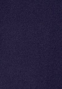 Tessuto blu navy con una superficie morbida e testurizzata e un motivo tessuto, adatto per applicazioni di tappezzeria o abbigliamento.