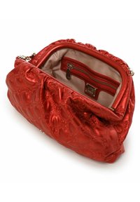 Borsa in raso rosso con design a intreccio e parte superiore arricciata. L'interno include una tasca con zip e una foderatura liscia.
