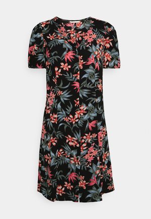Vestido preto com padrão floral, apresentando mangas curtas, decote em V e um padrão de flores vermelhas e rosas com folhas verdes, confeccionado em tecido leve.