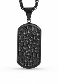Schwarze Metallanhänger-Halskette mit einer strukturierten Oberfläche, die Steinen ähnelt, mit einer abgerundeten rechteckigen Form und einer dicken Kette.