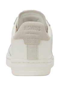 Zapatillas blancas K-Swiss con un tabique de talón de ante texturizado, cuerpo de cuero liso y un sutil logo en la parte trasera. Diseño clásico con cordones.