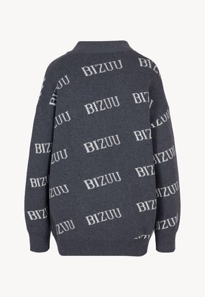 Donkergrijze gebreide trui met overal een wit "BIZUU" logo patroon, lange mouwen, geribbelde manchetten, zoom en kraag, gezien vanaf de achterkant.
