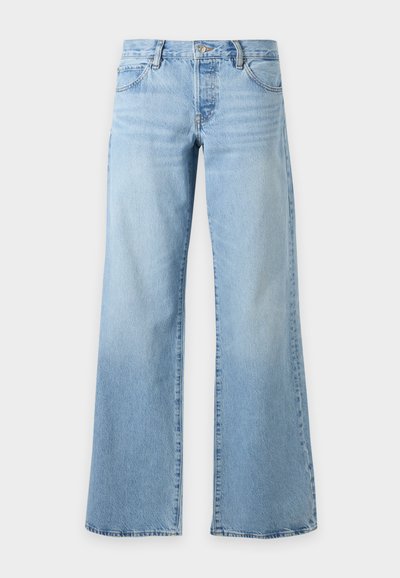 Jean bleu clair taille haute à jambes larges, avec poches avant et passants pour ceinture, présenté à plat sur un fond blanc.