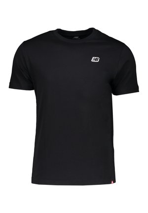 Sort T-shirt med korte ærmer og rund hals, med en lille hvid New Balance-logo på venstre bryst og en lille rød mærkat nær nederste kant.
