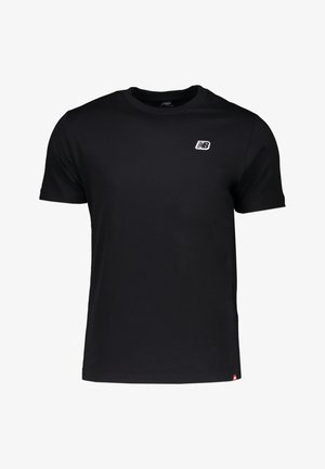 T-shirt nera a maniche corte con scollo tondo, con un piccolo logo New Balance bianco sul petto a sinistra e una piccola etichetta rossa vicino all'orlo inferiore.