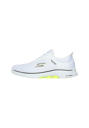 Zapatilla deportiva blanca con parte superior de malla transpirable, logotipo plateado, franja negra contrastante y acentos amarillos brillantes en la suela.