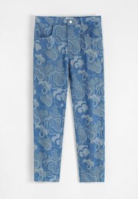 Pantalon en denim bleu avec un motif de nuages tourbillonnants dans des tons de bleu clair et de gris. Comprend cinq poches et une fermeture à bouton à l'avant.
