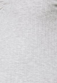 Heller grauer Stoff mit gerippter Textur, aus einem weichen, dehnbaren Material, geeignet für Freizeitkleidung oder als Schichtbekleidung.