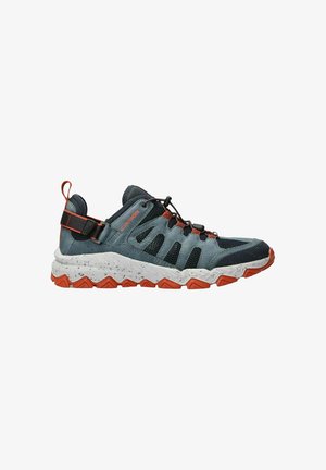 Baskets de randonnée avec empeigne en mesh bleu et noir, semelle blanche tachetée, semelle extérieure orange et lacets élastiques noirs avec bride de talon ajustable.