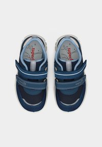 Μπλε και ναυτικό αθλητικά παπούτσια για νήπια με εσωτερικά σε ανοιχτό μπλε, δύο ρυθμιζόμενες λουράκια με βέλκρο και λευκές σόλες, που φαίνονται από πάνω.
