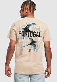 Mister Tee - ANDORINHA PORTUGUESA TEE - Camiseta estampada - sand Imagen en miniatura 1