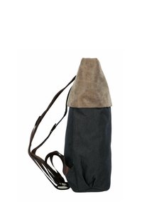 Mochila de tela azul oscuro con una parte superior de ante marrón claro y correas de cuero. Cuenta con un bolsillo lateral y un diseño redondeado.