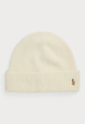 Beanie crema din tricot cu bordură răsucită și un mic logo brodat pe lateral, având un aspect texturat și moale.