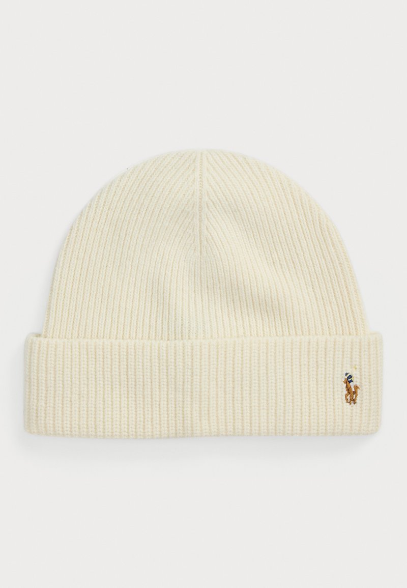 Krémová pletená čiapka s ryhovaným vzorom a prehnutým okrajom, na bočnej strane s malým vyšitým logom, s textúrovaným a jemným vzhľadom.