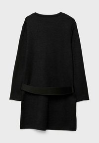 Robe noire à manches longues avec un col rond et un large bandeau horizontal noir près de l'ourlet à l'arrière.
