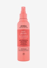 Après-shampooing sans rinçage Aveda Nutri Plenish dans un flacon pulvérisateur rose avec un bouchon pompe. L'étiquette comprend un texte multilingue sur l'hydratation et les types de cheveux.