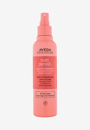 Après-shampooing sans rinçage Aveda Nutri Plenish dans un flacon pulvérisateur rose avec un bouchon pompe. L'étiquette comprend un texte multilingue sur l'hydratation et les types de cheveux.