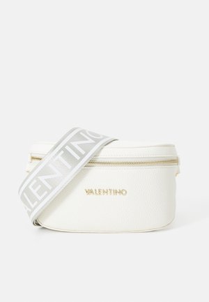 Valkoinen Valentino-nahkainen vyölaukku, jossa on kullanvärinen vetoketju ja logo. Laukkuun kuuluu leveä, säädettävä harmaa hihna, jossa on Valentino-brändäys.