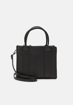 Schwarze Handtasche aus strukturiertem Leder mit zwei Henkeln und abnehmbarem Schulterriemen auf weißem Hintergrund.