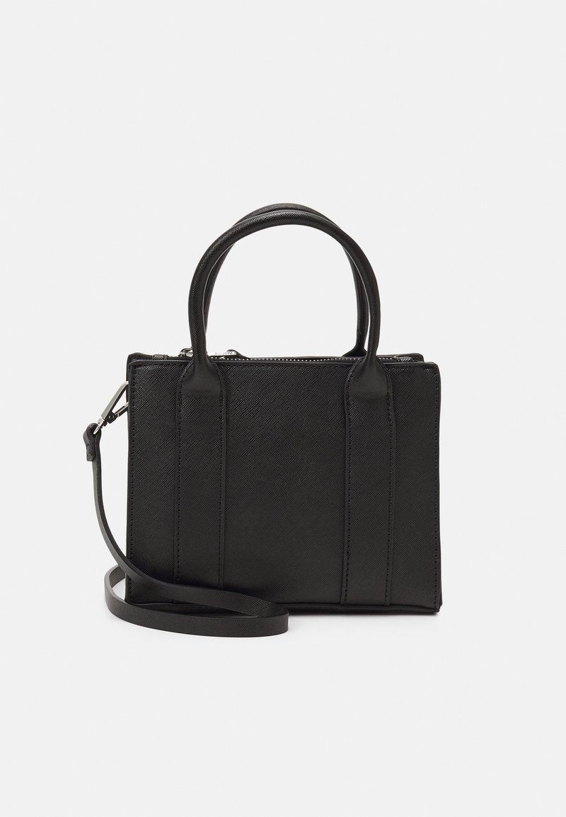 Sac à main en cuir noir texturé avec deux poignées et une bandoulière amovible sur fond blanc.