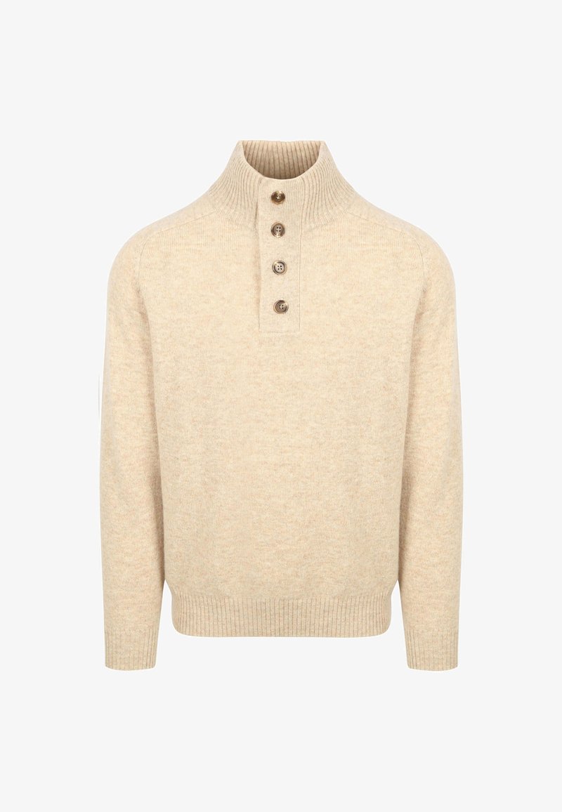 Beige wollen pullover trui met hoge ribgebreide kraag en vier bruine knopen die over de voorkant van de nek lopen.