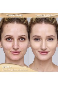 Podkład przed i po nałożeniu, ukazujący gładką teksturę skóry i jednolity koloryt. Po lewej stronie widać nierówną skórę, po prawej stronie jest gładko i czysto.