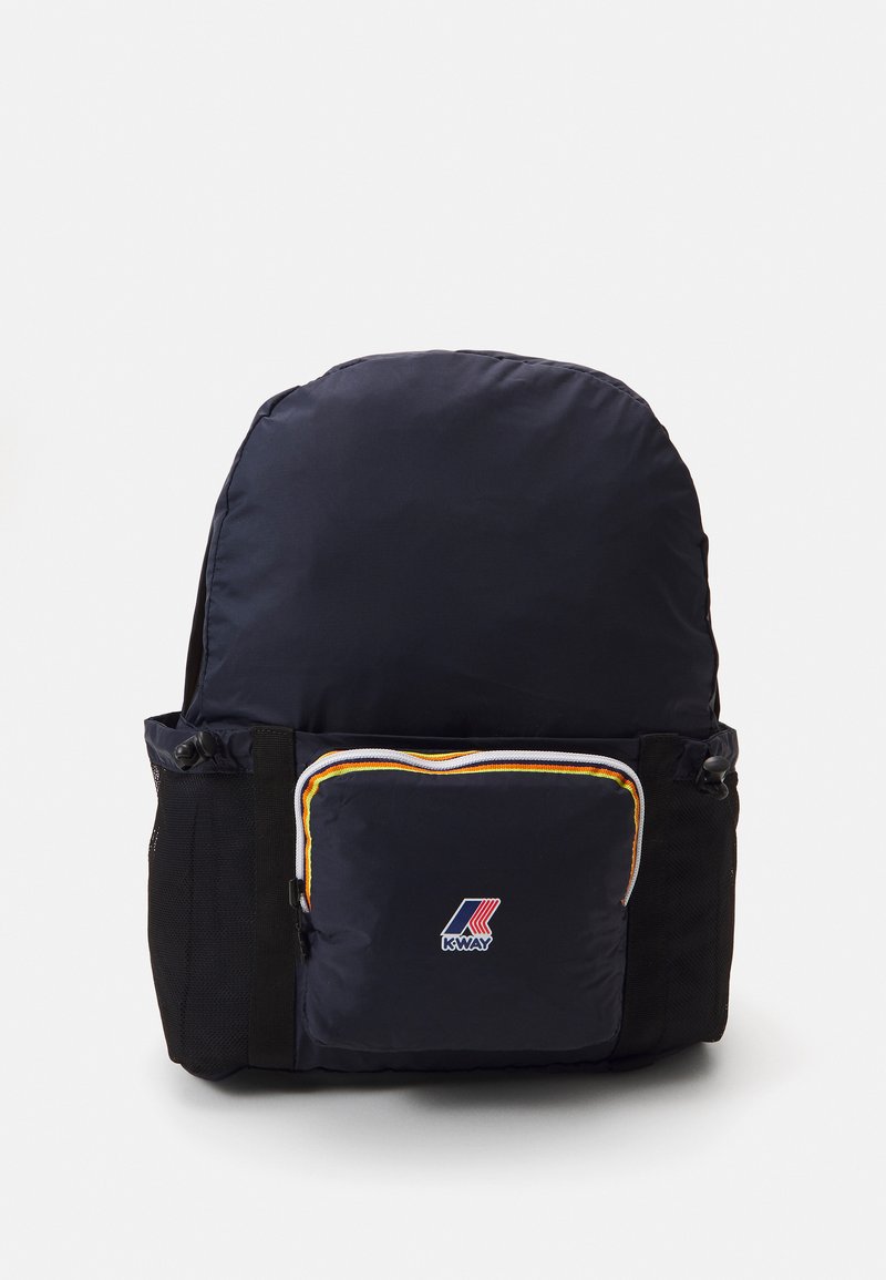 Zaino blu navy con un top arrotondato, dotato di una tasca frontale con zip bordata in giallo. Logo ben visibile sul pannello frontale.