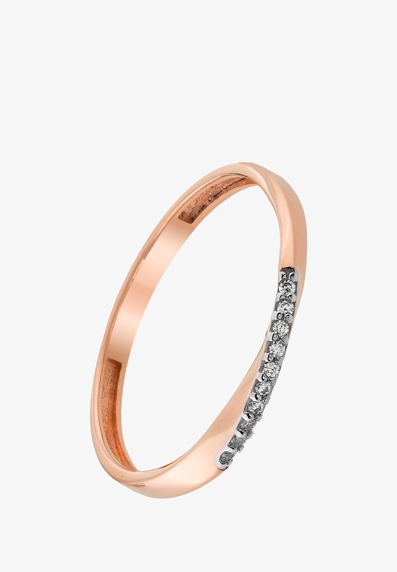 Roségoldring mit einem glatten, abgerundeten Band, das entlang einer Seite mit kleinen weißen Diamanten in Kanalfassung besetzt ist.