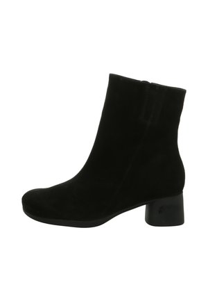 Schwarze Wildleder-Stiefeletten mit abgerundeter Zehe, seitlichem Reißverschluss und dicker Absatz. Die Textur ist weich und glatt und sorgt für ein elegantes Erscheinungsbild.