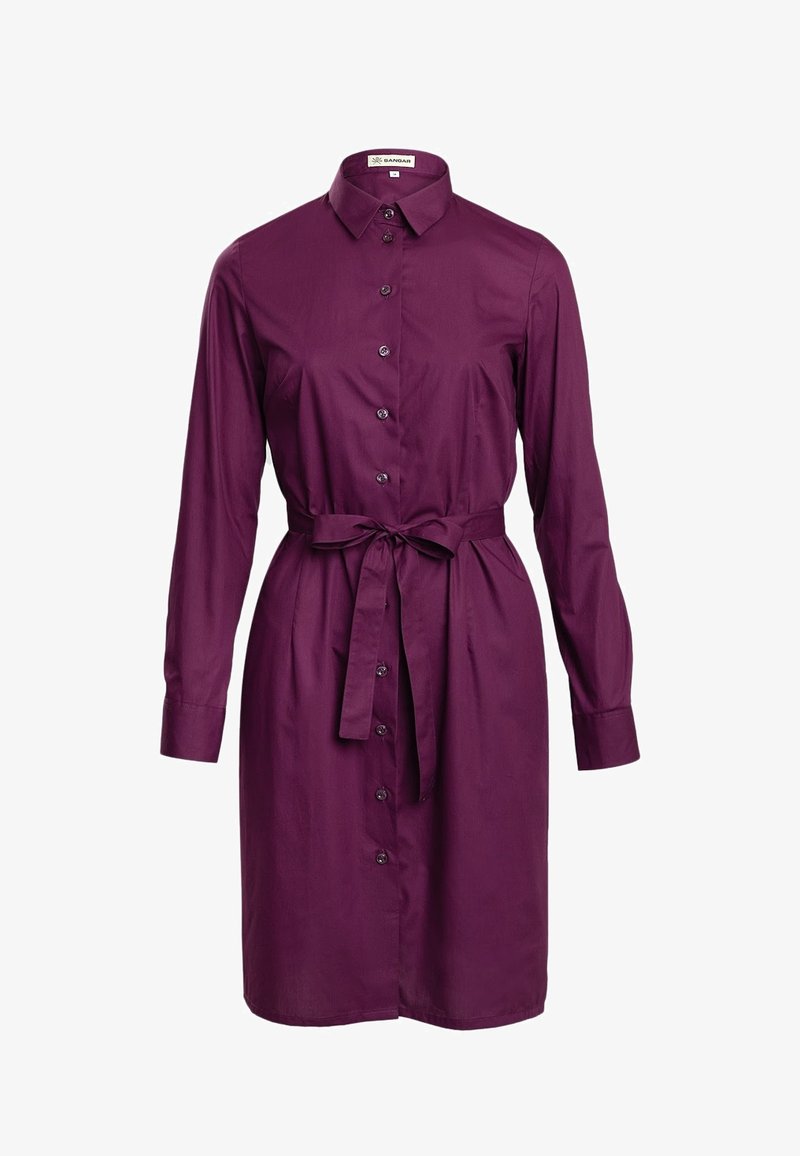 Lila Hemdblusenkleid mit langen Ärmeln, Kragen, tailliertem Bindegürtel und weichem, glattem Stoff. Verfügt über eine Reihe von vorderen Knöpfen.