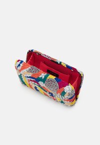 Borsa a mano con perline in colori vivaci, caratterizzata da motivi intricati, un esterno in tessuto morbido e un rivestimento interno in tessuto rosso brillante con una piccola tasca interna.