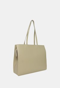 Borsa tote in pelle beige con doppi manici, forma strutturata, dettagli di cucitura minimi e una texture liscia. Nessun hardware visibile.