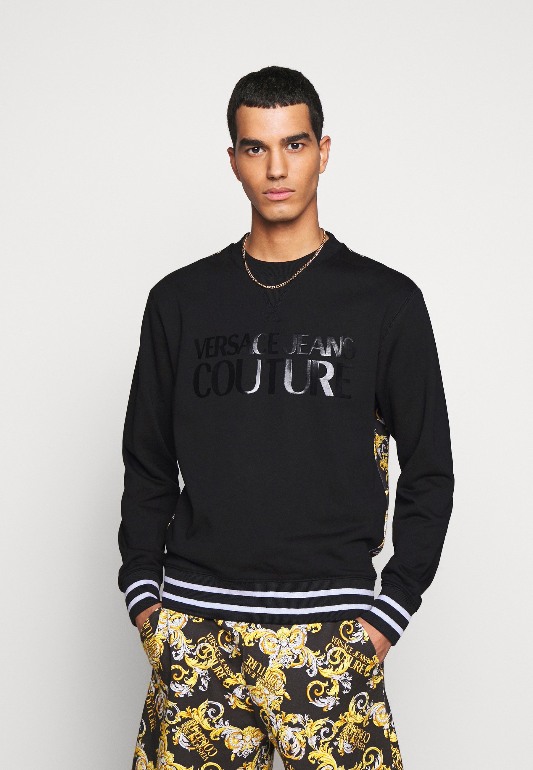 Versace Jeans Couture Sweater neroZwart Zalando.nl Versace Jeans Couture PRINT NEW LOGO Sweater neroZwart