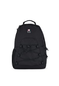 Zaino nero realizzato in tessuto resistente, dotato di una tasca anteriore in rete, cordini elastici a bungee e un patch con logo. Spallacci regolabili.