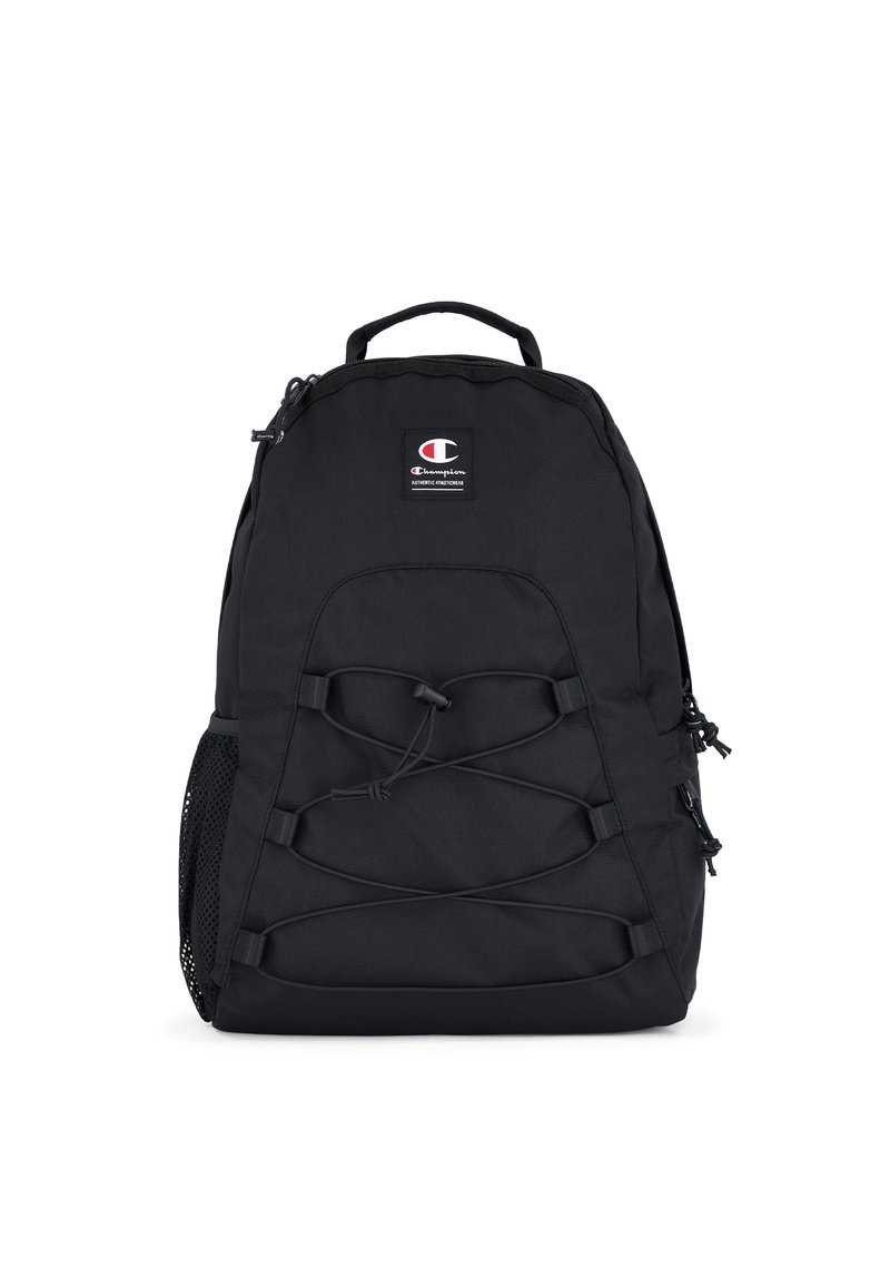 Zaino nero realizzato in tessuto resistente, dotato di una tasca anteriore in rete, cordini elastici a bungee e un patch con logo. Spallacci regolabili.
