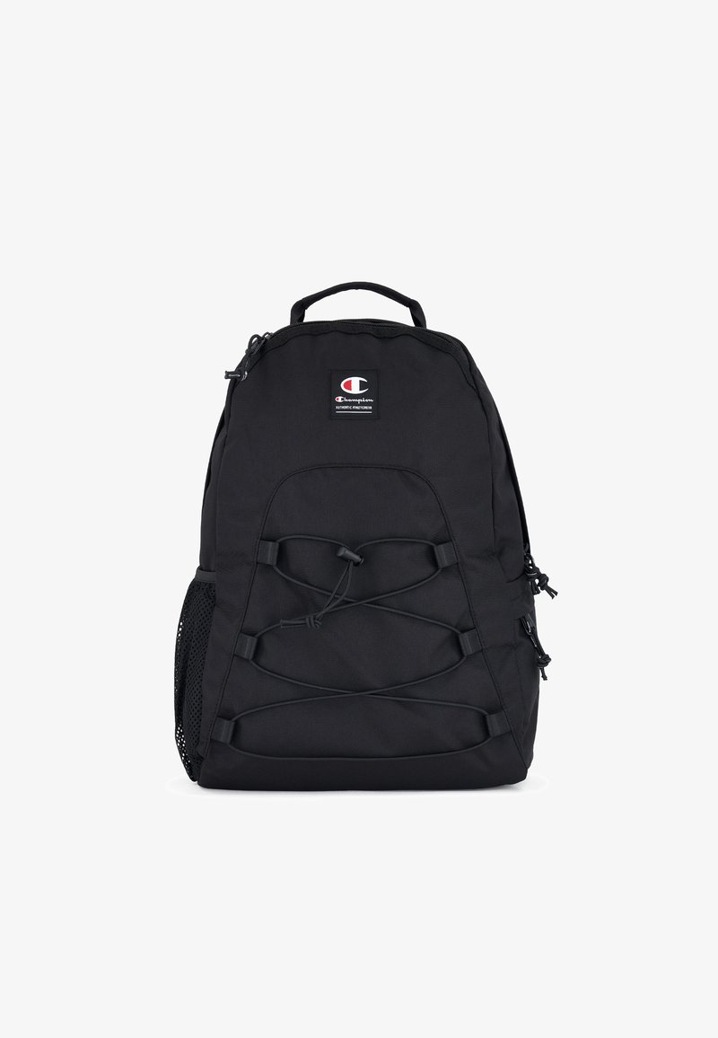 Czarny plecak wykonany z trwałego materiału, z przednią siateczkową kieszenią, elastycznymi sznurkami bungee oraz naszywką z logo. Regulowane paski na ramiona.