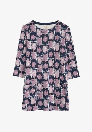 Blomstret kjole i marineblå stof med pink og hvide blomster, rund halsudskæring, trekvartærmer og to forlommer.