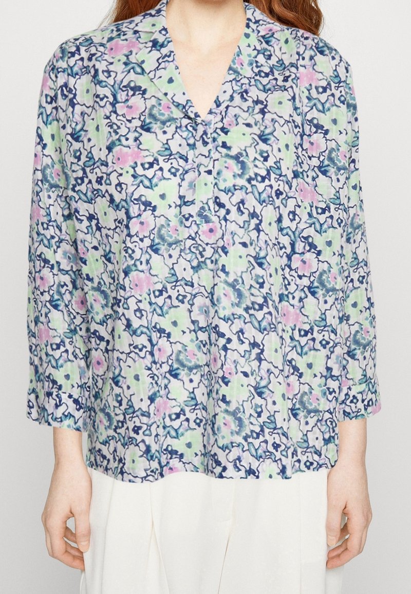 Bluse mit floralen Mustern aus einem weichen, leichten Stoff. Sie hat einen V-Ausschnitt, Dreiviertelärmel und eine helle Farbpalette aus Grün, Rosa und Blau.