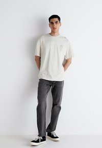 Jack & Jones JJMYSTIC TEE CREW NECK - Potiskana majica - moonbeam