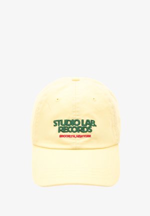 Žltá bavlnená baseballová čiapka so vyšitým zeleným textom "STUDIO LAB. RECORDS" a červeným textom "BROOKLYN, NEW YORK". Štruktúrovaná koruna, zakrivený šilt.