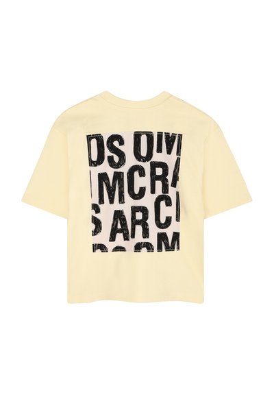 Geel katoenen T-shirt met korte mouwen, een losse pasvorm en een grote zwarte grafische print op de achterkant met vetgedrukte, gestileerde tekst.