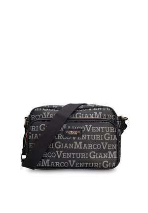 Borsa a tracolla rettangolare nera con motivo testo grigio "Gian Marco Venturi" e tracolla nera regolabile sul davanti.