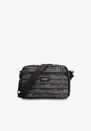 Sac à bandoulière rectangulaire noir avec un motif de texte gris "Gian Marco Venturi" et une sangle noire réglable sur le devant.