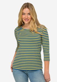 Maglietta a righe blu e gialle con collo rotondo, maniche a tre quarti e vestibilità comoda. Tessuto liscio, design informale.